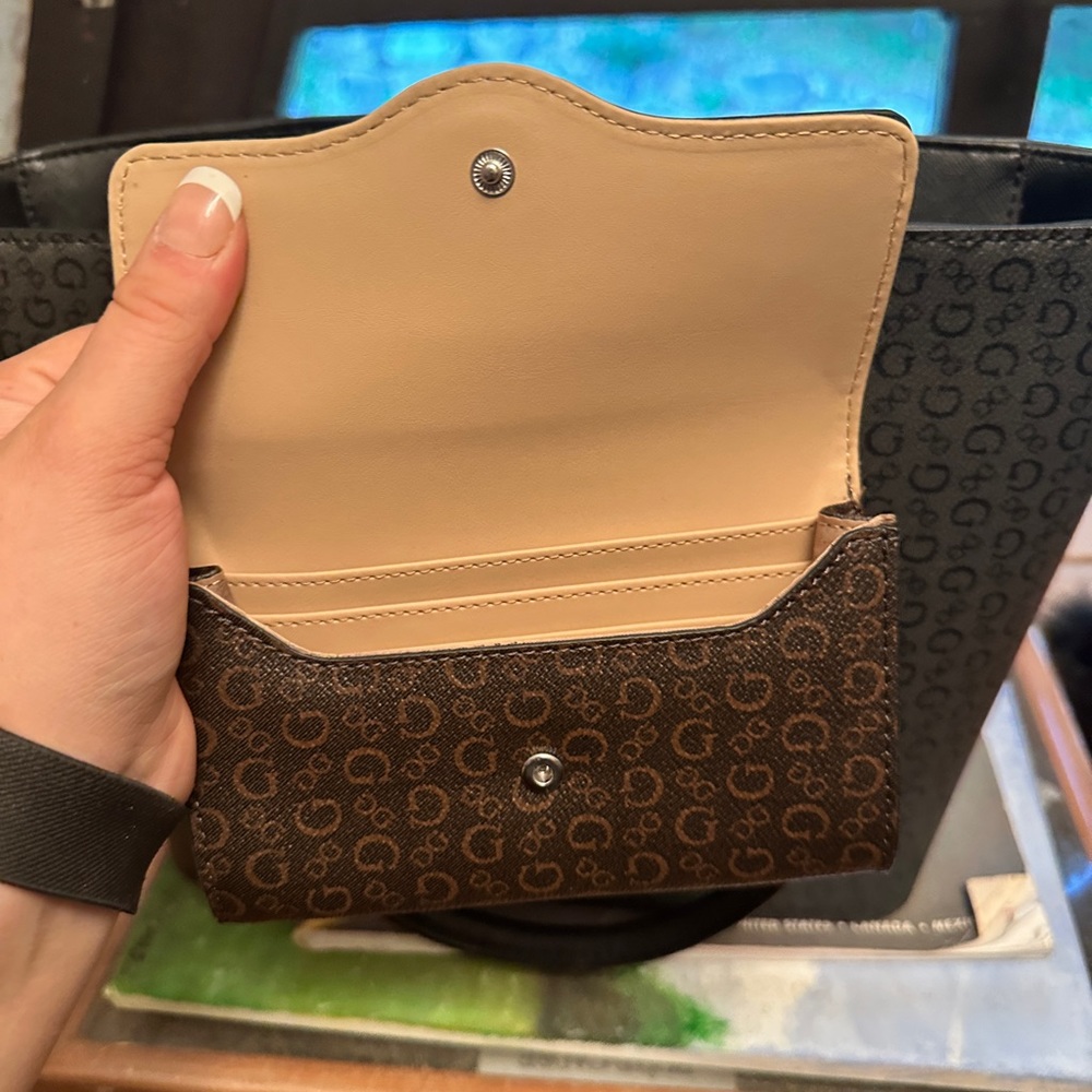 Guess Wallet - Picture 3 of 4